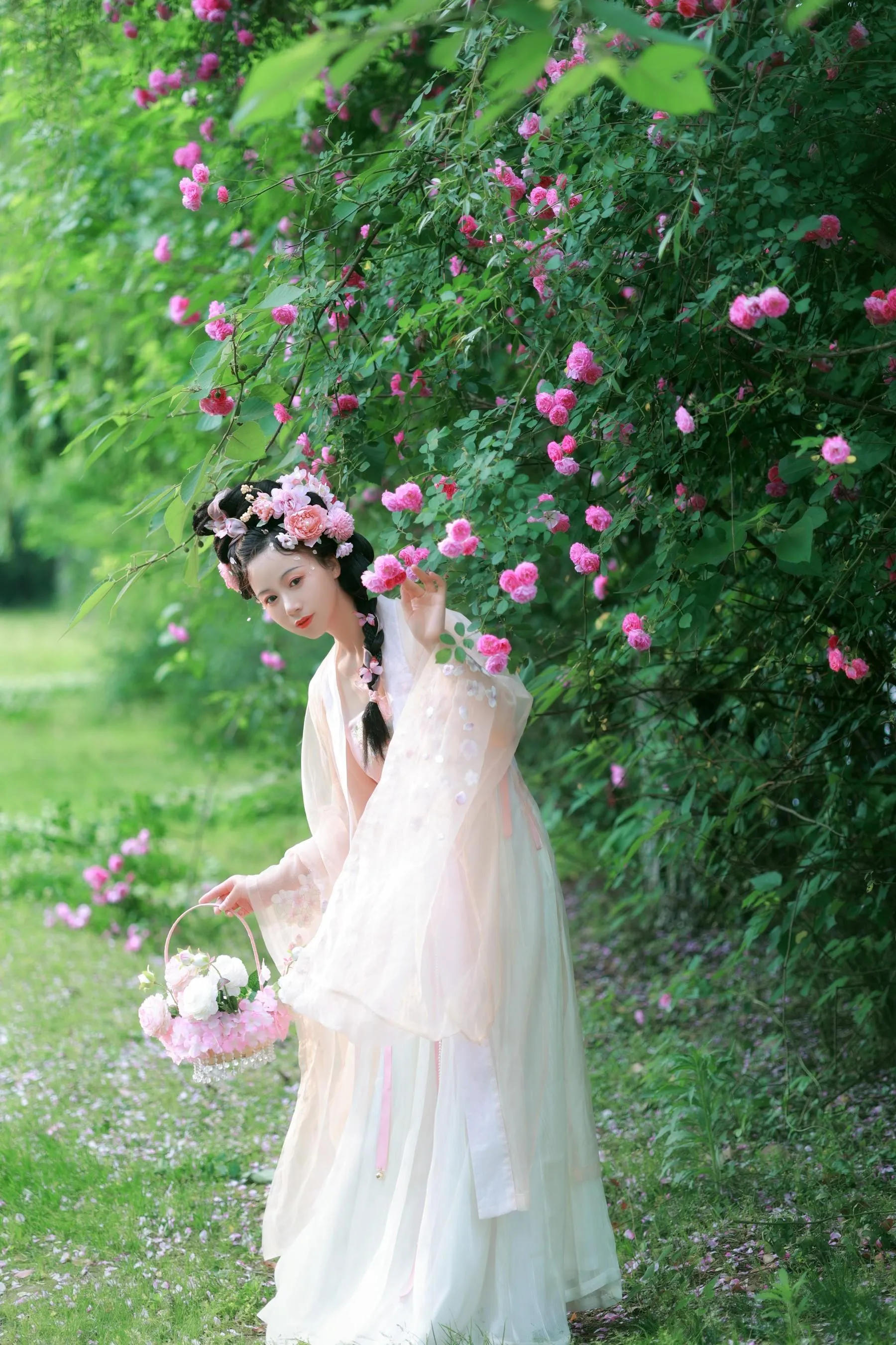 [艺图语] 2022.06.18 蔷薇花神 笑笑 [35P]插图1